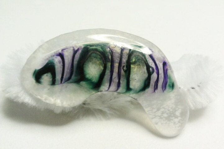Ungewöhnliche Glas Ungerade Form Mit Weißen, Violetten Und Grünen Design Pin/Brosche Ungewöhnliche Glas Ungerade Form Mit Weißen, Violetten Und Grünen Design Pin/Brosche von amyrigs