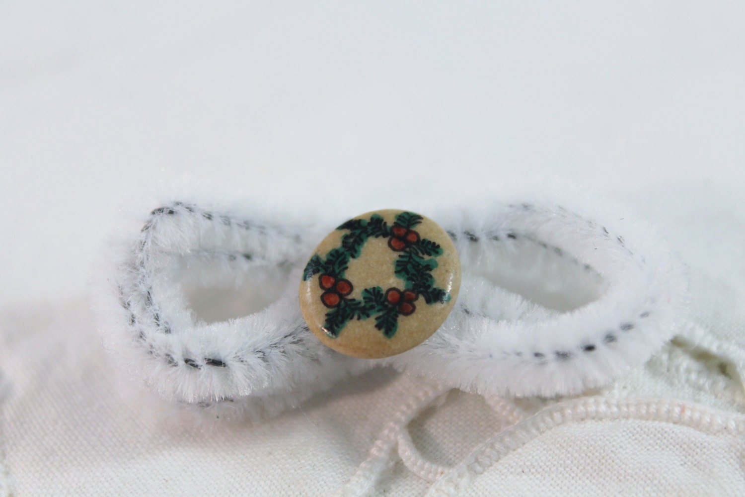 Weihnachtskranz Auf Clay Tie Tack/Pin von amyrigs