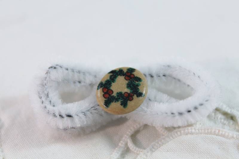 Weihnachtskranz Auf Clay Tie Tack/Pin Weihnachtskranz Auf Clay Tie Tack/Pin von amyrigs