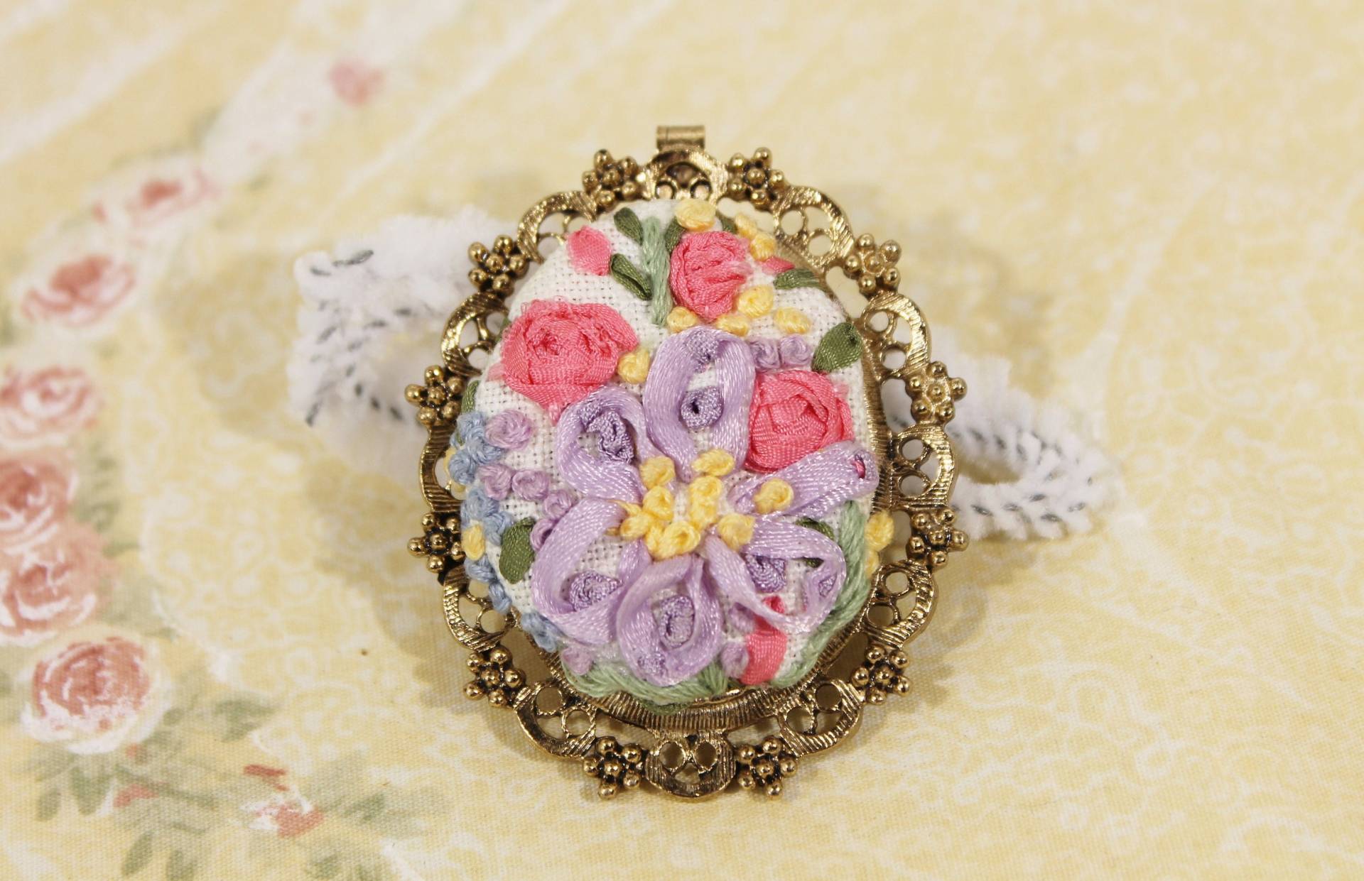 Ziemlich Gestickte Blumenbrosche/Pin von amyrigs