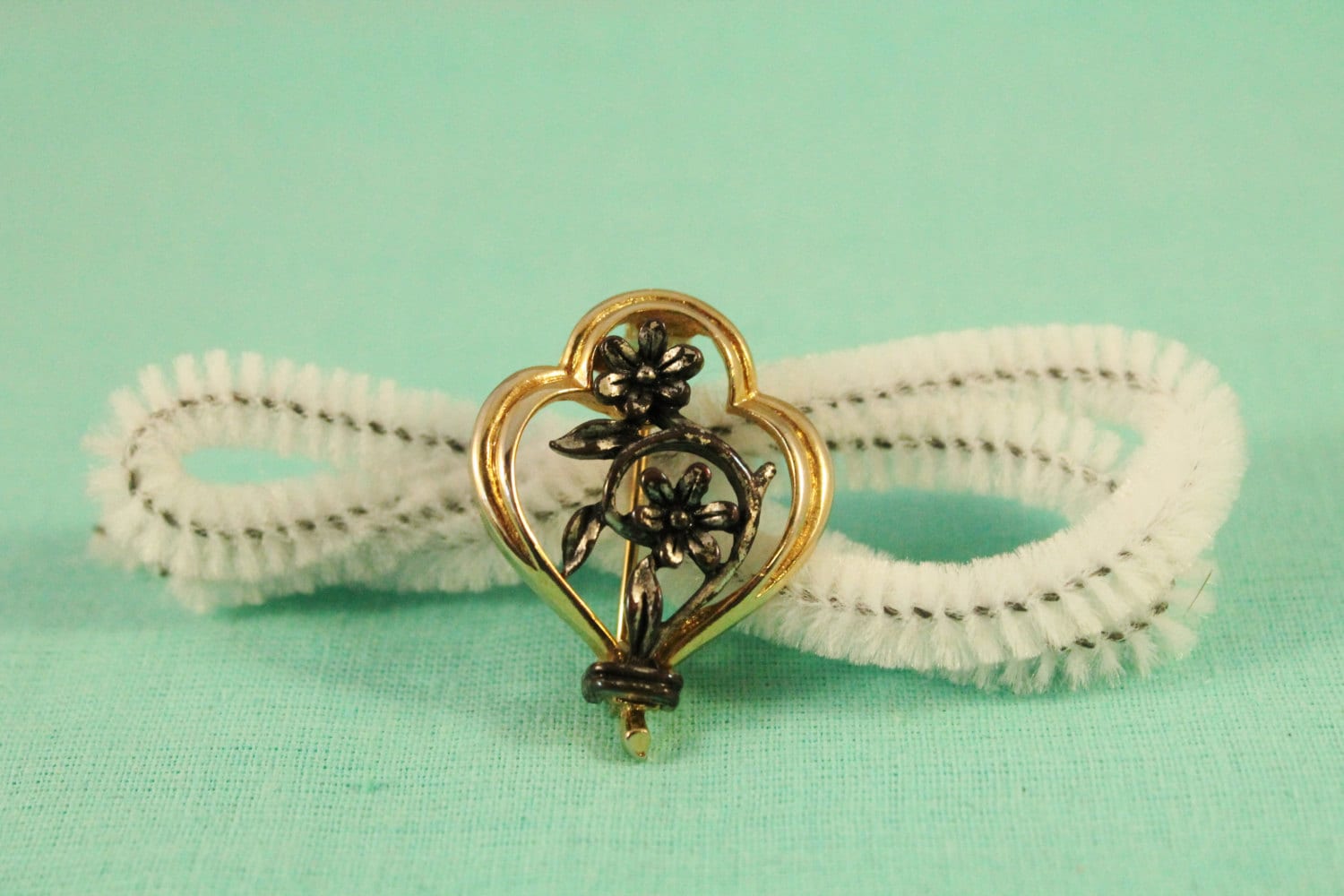 Ziemlich Silberne Blumen Im Goldenen Rahmen Pin/Brosche von amyrigs