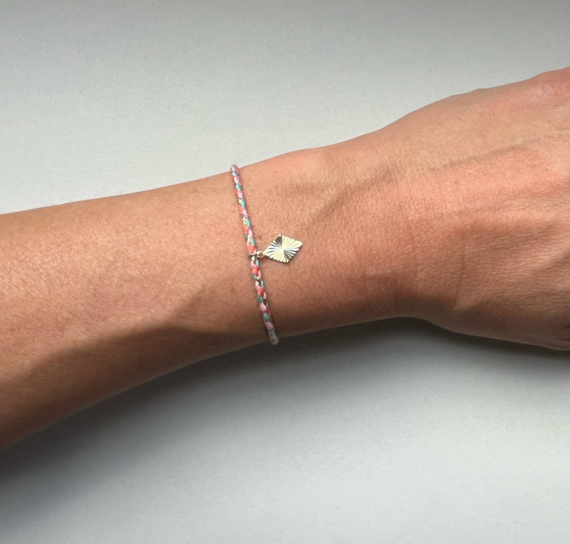 Zartes Armband Mit Anhänger Zartes Armband Mit Anhänger von anandamalalove