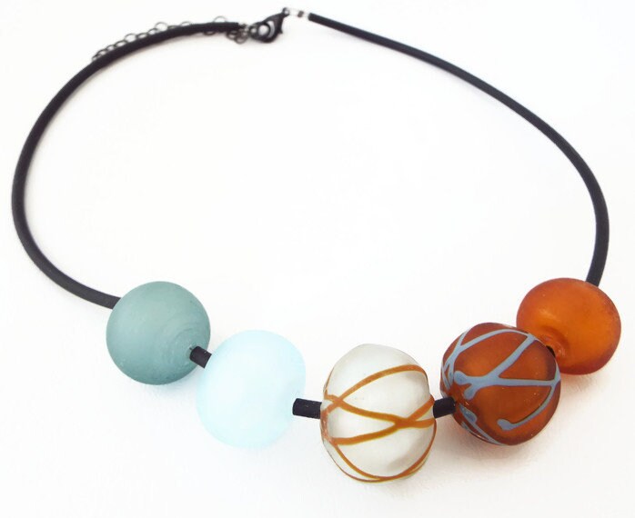 Elegante Aquamarin Und Braun Glas Perlen Halskette - Handgemachter Statement Schmuck von anatglass