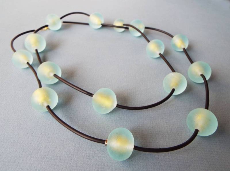 Moderne Aquamarin Glas Perle Layered Halskette - Handgemachter Statement Schmuck Für Sie von anatglass