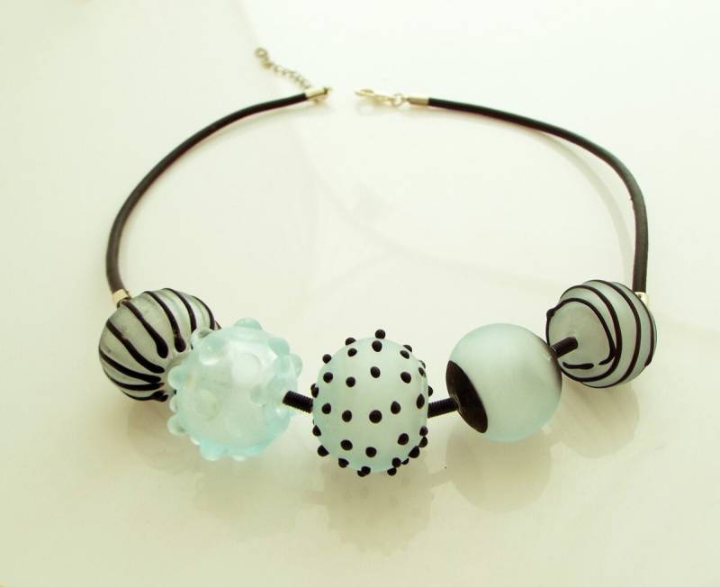 Ocean Vibes Aquamarin Perlen Statement Halskette - Handgefertigte Lampwork Glas Mit Schwarzen Akzenten von anatglass