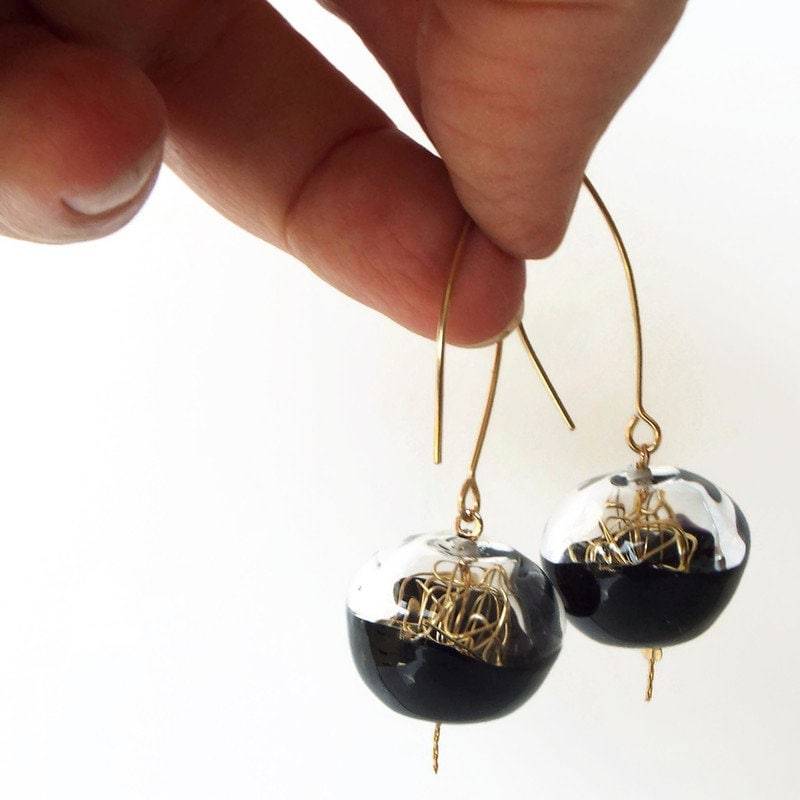 Schwarze Glasohrringe Mit Gold Draht - Handgefertigte Statement Ohrringe von anatglass