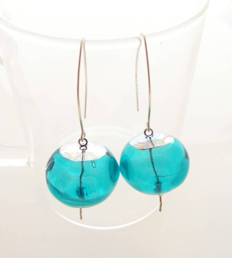 Türkise Glasohrringe - Handgemachter Statement Schmuck Mit Silberfarbenen Akzenten von anatglass