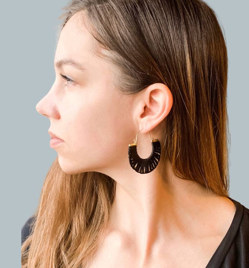 Gefädelte Creolen | Schnurschmuck Eingewickelte Ohrringe Boho Schmuck Halbkreis Statement Halbmond von andKateDesigns