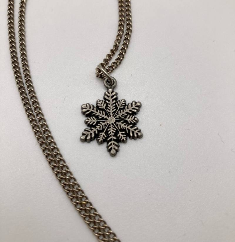 50% Rabatt Auf Kaviar Träume Vintage Schneeflocke Zinn Anhänger Halskette - 18" Etsy Andersonhs 50% Rabatt Auf Kaviar Träume Vintage Schneeflocke Zinn Anhänger Halskette - 18" Etsy Andersonhs von andersonhs