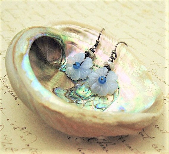 Blaue Chalcedon Periwinkle Ohrringe Mit Blauem Apatit, Süßwasserperlen Und Sterling Blaue Chalcedon Periwinkle Ohrringe Mit Blauem Apatit, Süßwasserperlen Und Sterling von andreasavar