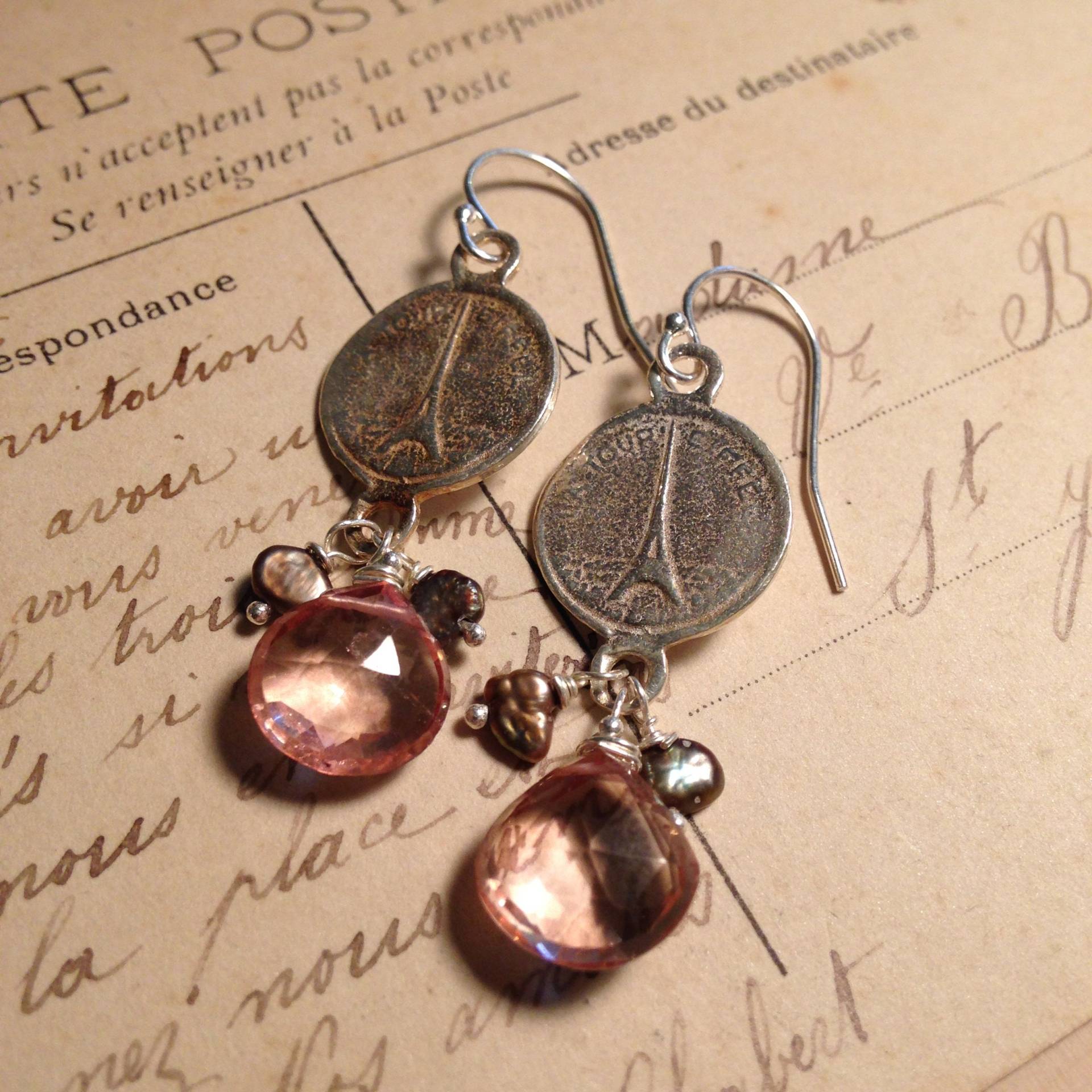 La Vie En Rose Ohrringe Mit Rosa Topas Und Perlen La Vie En Rose Ohrringe Mit Rosa Topas Und Perlen von andreasavar
