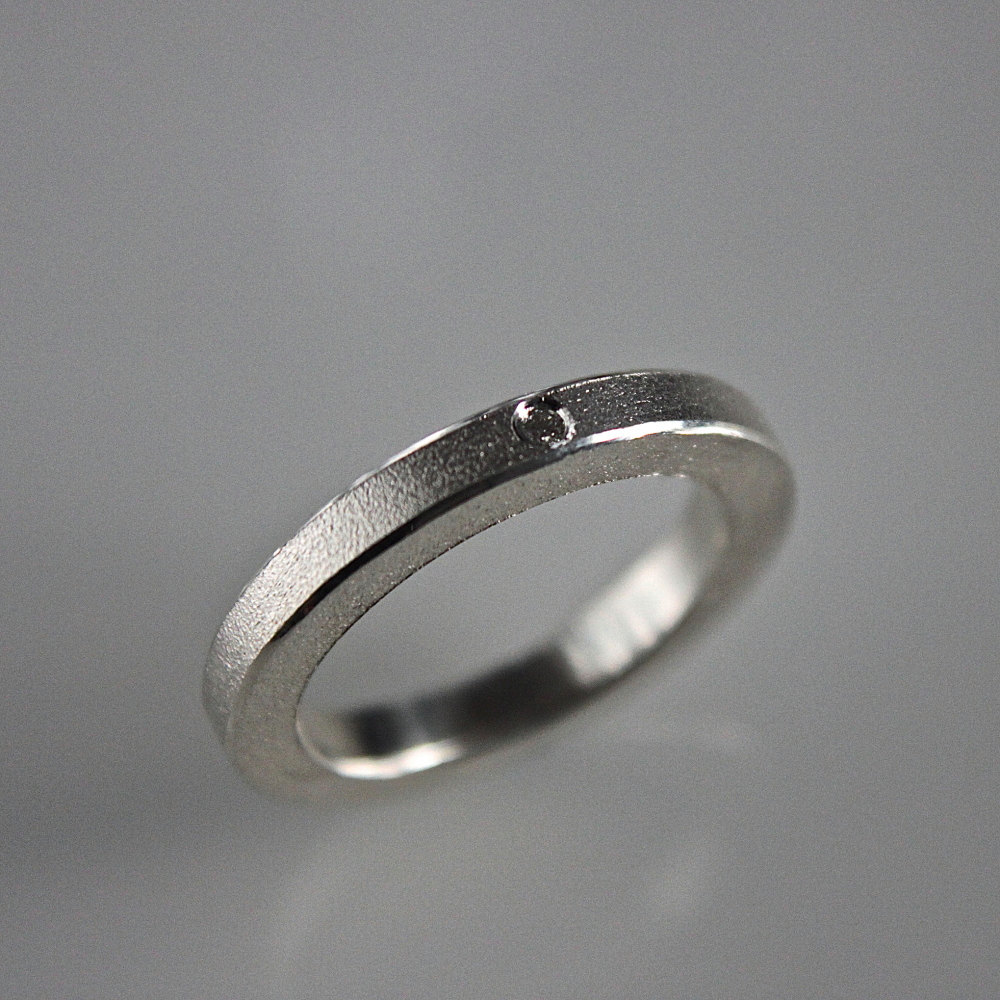 Handgefertigter Stapelring Aus Sterlingsilber Mit 1, 7 Mm Diamant Handgefertigter Stapelring Aus Sterlingsilber Mit 1, 7 Mm Diamant von andreasschiffler