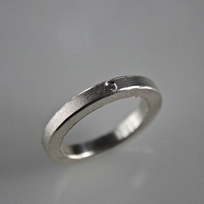 Handgefertigter Stapelring Aus Sterlingsilber Mit 1, 7 Mm Diamant Handgefertigter Stapelring Aus Sterlingsilber Mit 1, 7 Mm Diamant von andreasschiffler