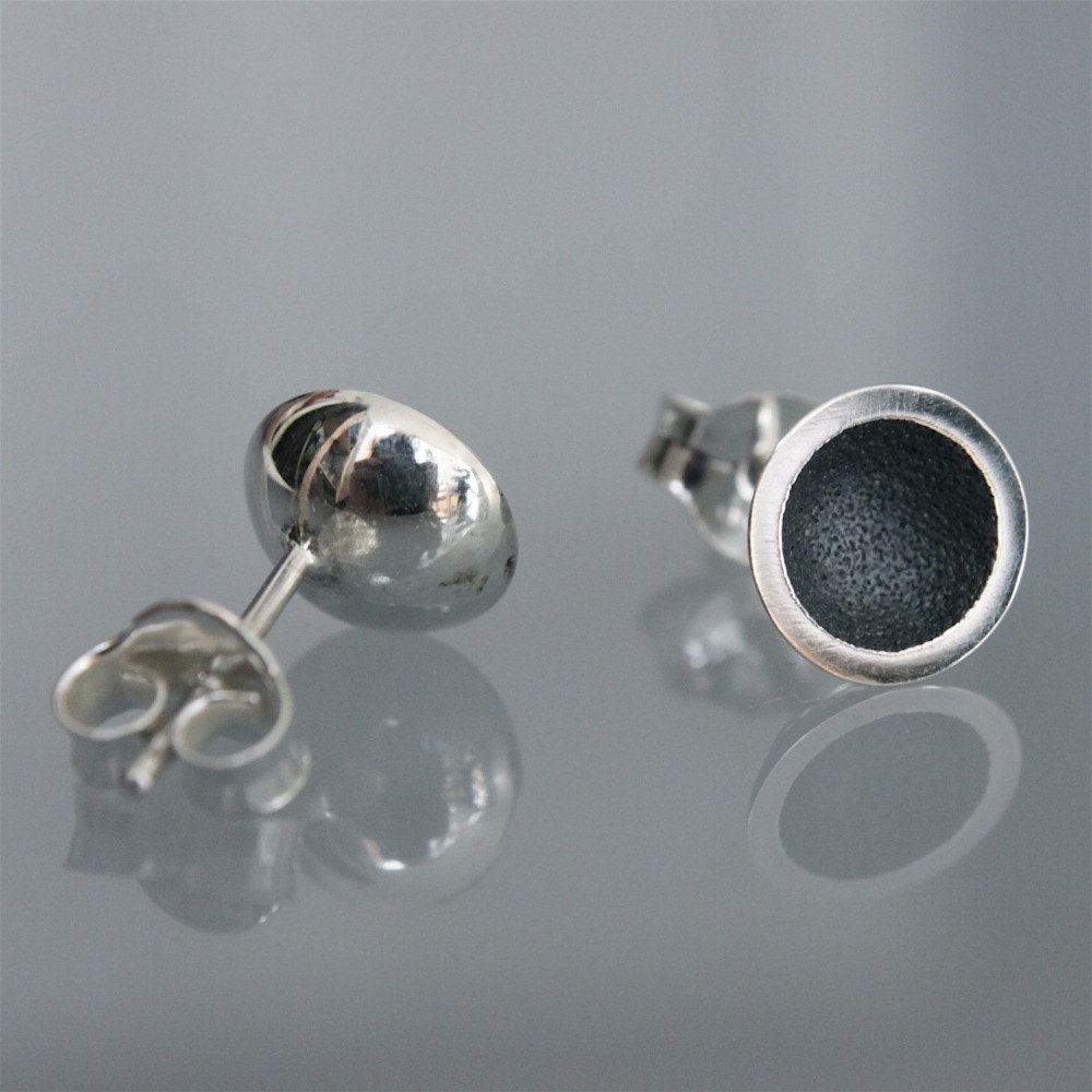 Moderne Handgefertigte Ohrringe "Cups" in Oxidiertem Silber Moderne Handgefertigte Ohrringe "Cups" in Oxidiertem Silber von andreasschiffler