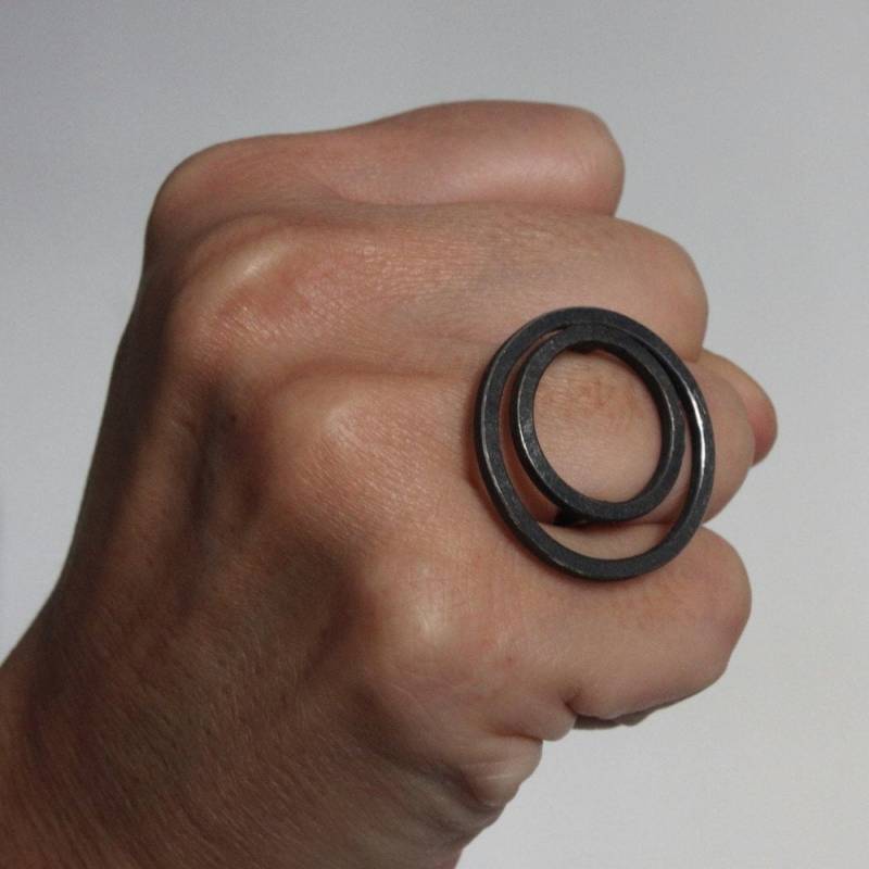 Moderner Handgefertigter Ring "O2" Aus Oxidiertem Silber Moderner Handgefertigter Ring "O2" Aus Oxidiertem Silber von andreasschiffler