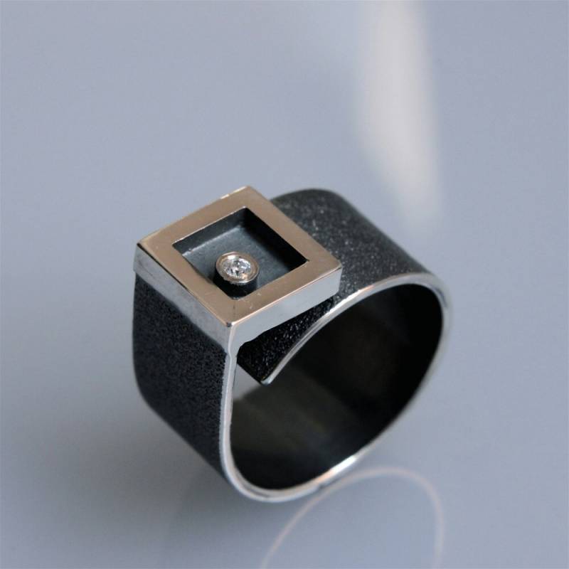 Moderner Ring "Morgenstern" in Oxidiertem Silber Mit Diamant Moderner Ring "Morgenstern" in Oxidiertem Silber Mit Diamant von andreasschiffler