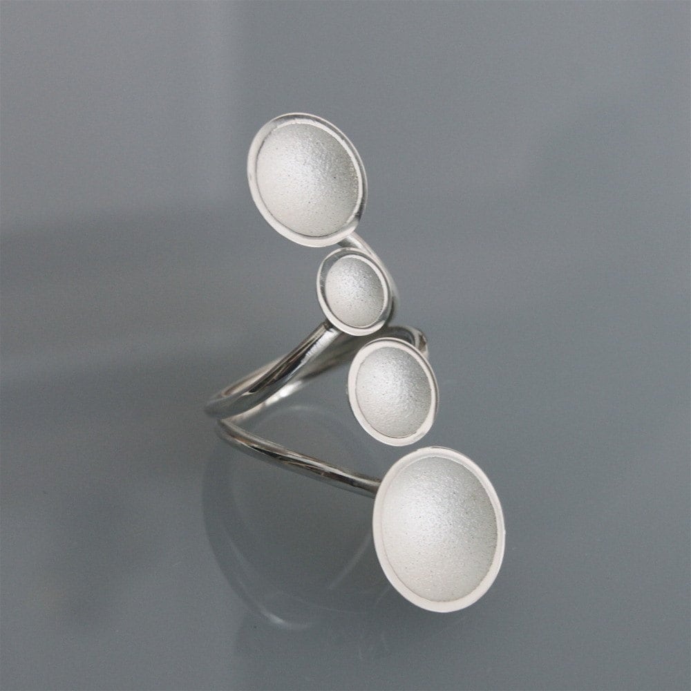 Moderner Schmuck Handgefertigter Silberring "4 Tassen Weiß" Moderner Schmuck Handgefertigter Silberring "4 Tassen Weiß" von andreasschiffler