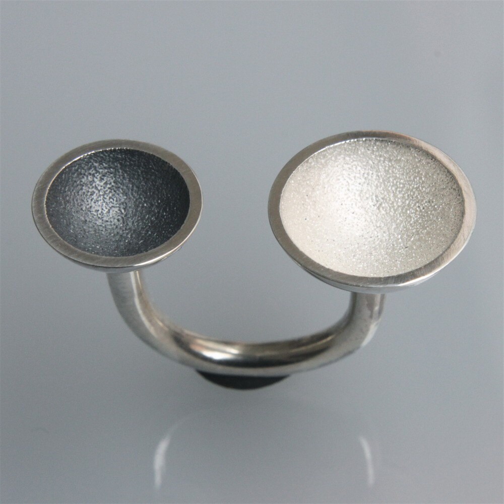 Ring 2 Tassen Schwarz & Weiß in Oxidiertem Und Gebleichtem Silber Ring 2 Tassen Schwarz & Weiß in Oxidiertem Und Gebleichtem Silber von andreasschiffler