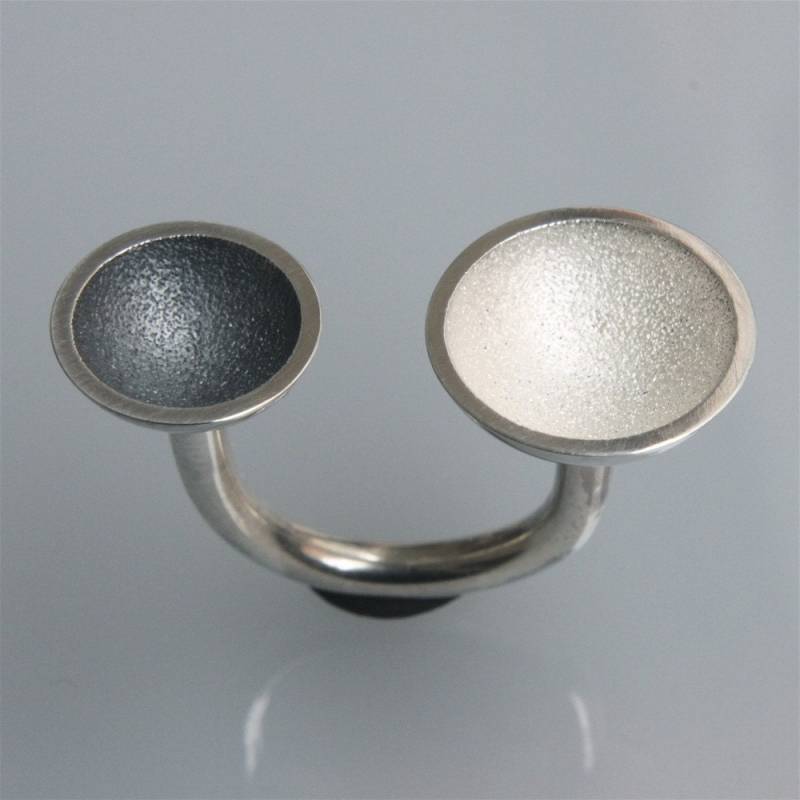 Ring 2 Tassen Schwarz & Weiß in Oxidiertem Und Gebleichtem Silber Ring 2 Tassen Schwarz & Weiß in Oxidiertem Und Gebleichtem Silber von andreasschiffler