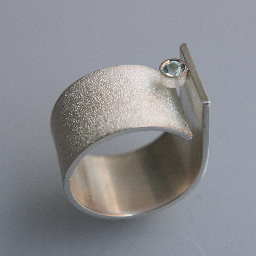 Ring Q Handgefertigt Aus Sterling Silber Mit Blauem Topas | 3mm Ring Q Handgefertigt Aus Sterling Silber Mit Blauem Topas | 3mm von andreasschiffler