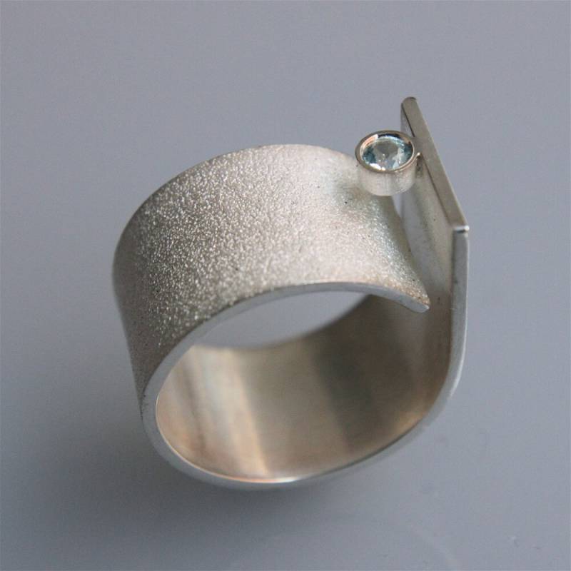 Ring Q Handgefertigt Aus Sterling Silber Mit Blauem Topas | 3mm Ring Q Handgefertigt Aus Sterling Silber Mit Blauem Topas | 3mm von andreasschiffler