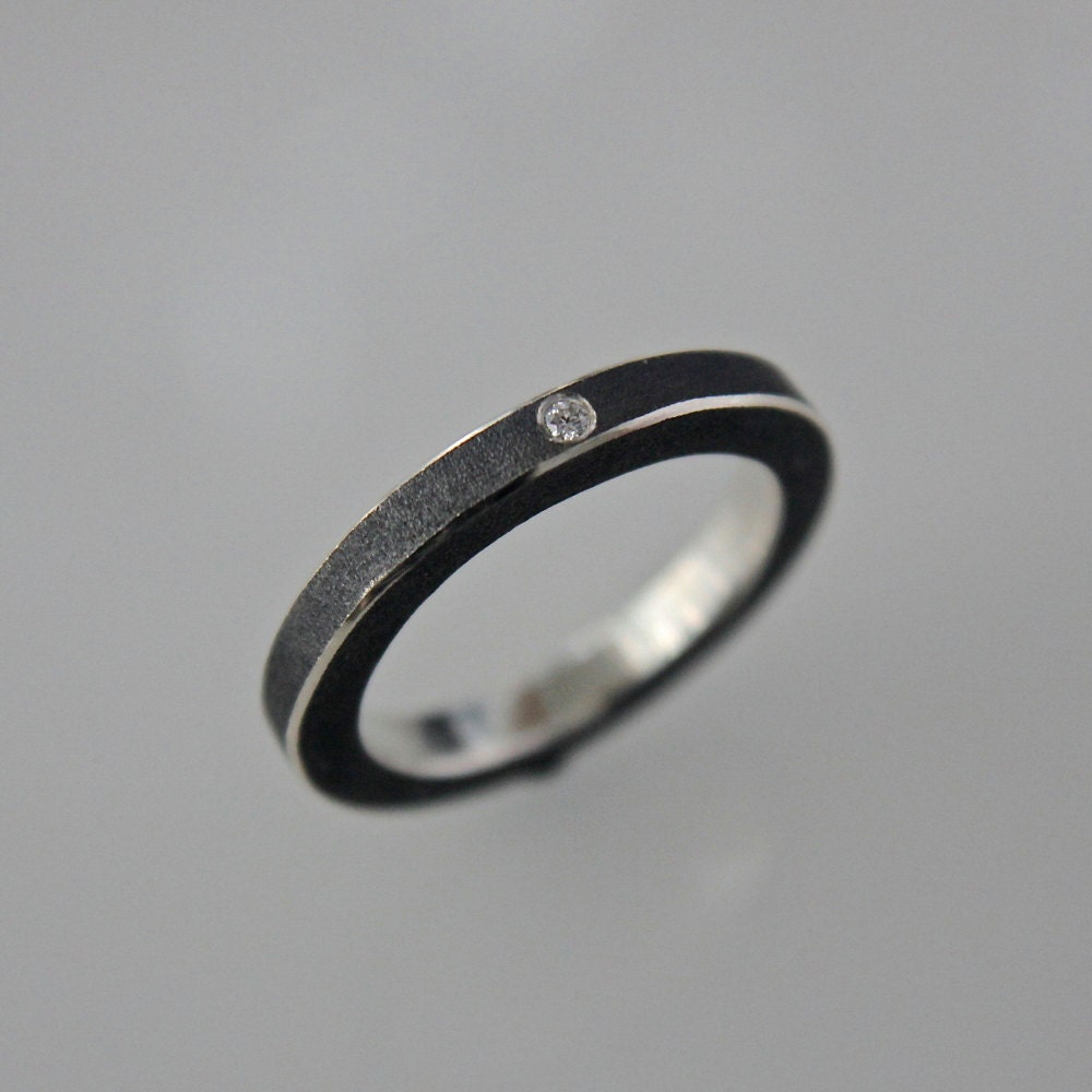 stapelring Aus Schwarzem | Oxidiertem Silber Mit Weißem Diamant stapelring Aus Schwarzem | Oxidiertem Silber Mit Weißem Diamant von andreasschiffler