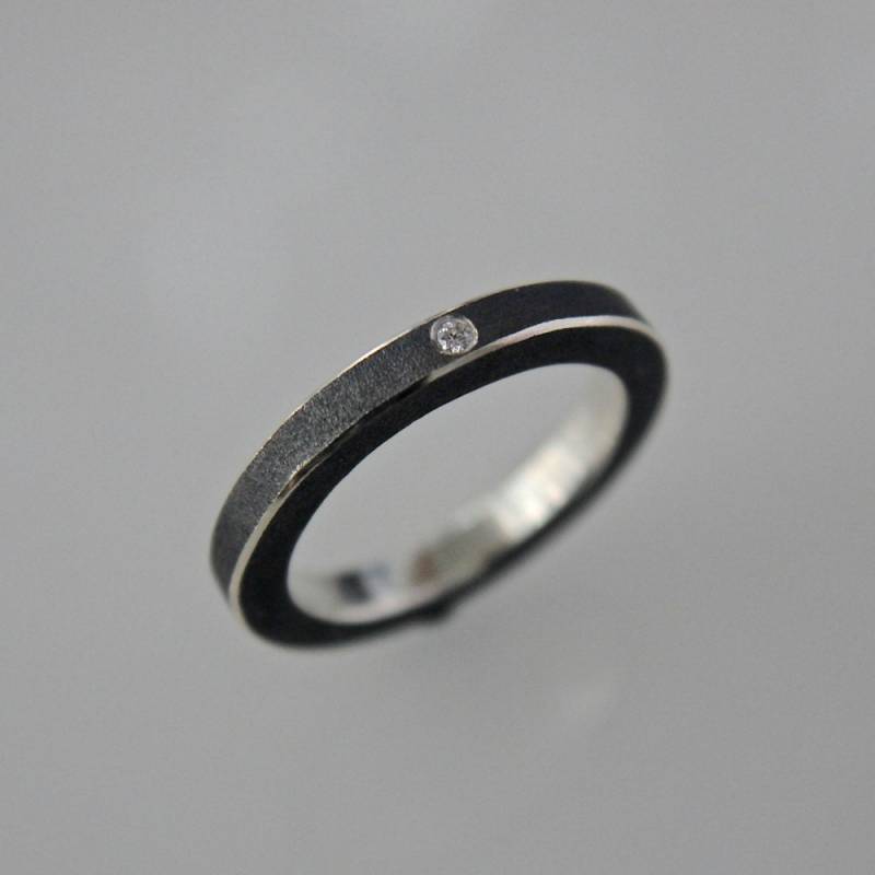 stapelring Aus Schwarzem | Oxidiertem Silber Mit Weißem Diamant stapelring Aus Schwarzem | Oxidiertem Silber Mit Weißem Diamant von andreasschiffler