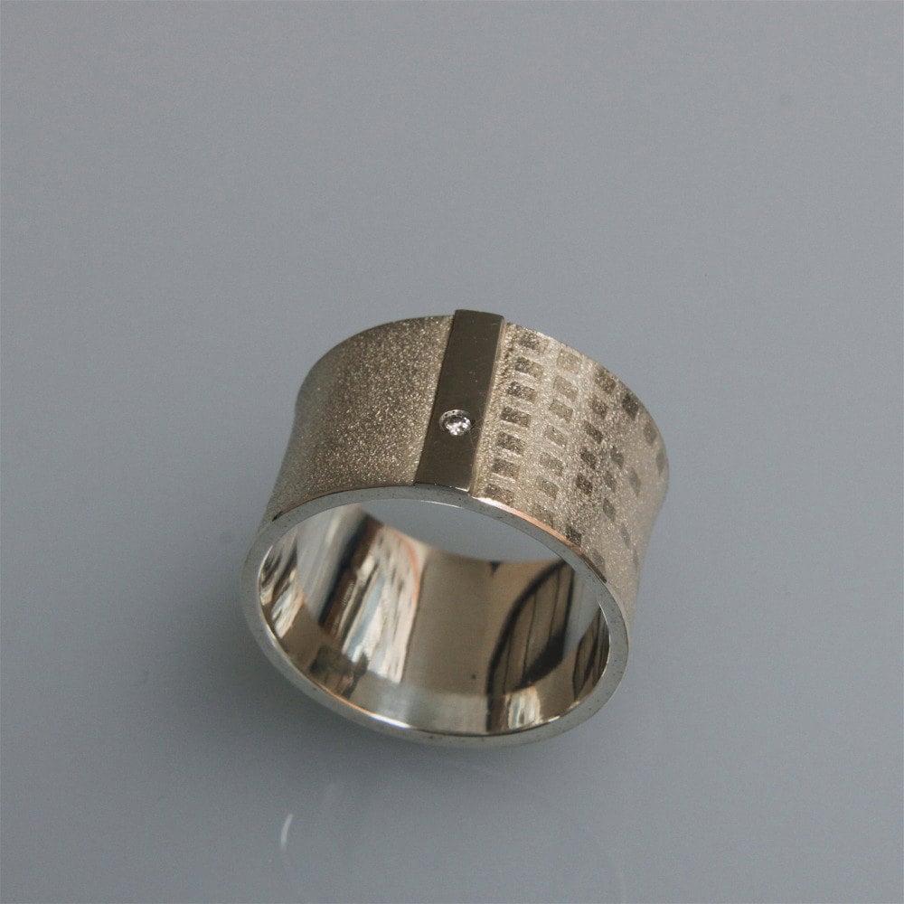 sterlingsilberring Mit 18Kt Paladium Weißgold-Aplikationen Und Diamant sterlingsilberring Mit 18Kt Paladium Weißgold-Aplikationen Und Diamant von andreasschiffler