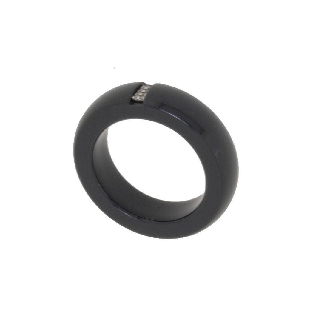 Diamantgepflasterter Ring Und Schwarzes Harz Diamantgepflasterter Ring Und Schwarzes Harz von andrebenitah