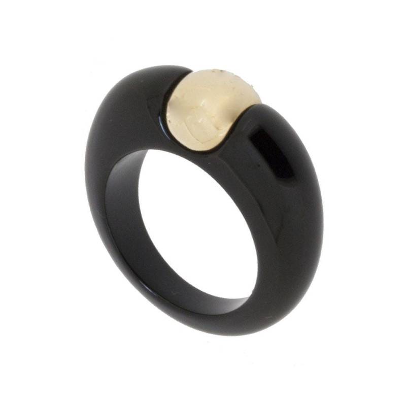 Ring Aus Gelbgold Und Schwarzem Harz Ring Aus Gelbgold Und Schwarzem Harz von andrebenitah