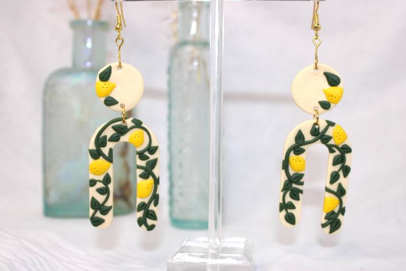 Zitrone Und Blätter Arch Ton Ohrringe | U-Form Kreis Texturierte Polymer Clay Gold von andtheKitchenSinkUS
