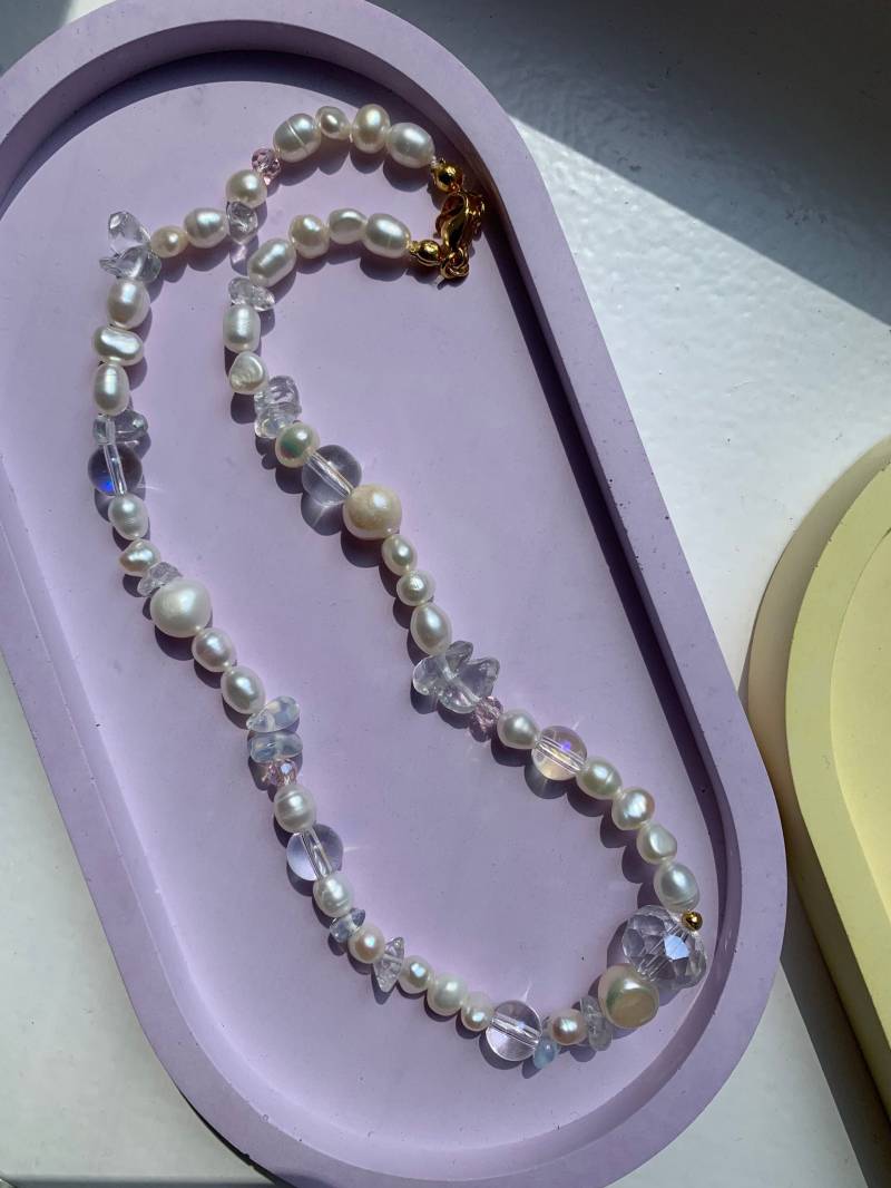 Perlenkette Aus Barocken Süßwasserperlen, Kristallperlen Und Opalit | Handgemachte Anella Jewels von anellajewels