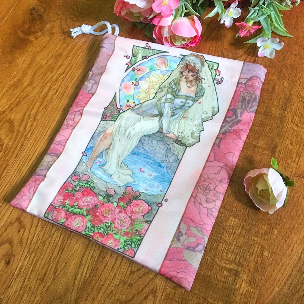 Kordelzug Beutel Lady Of Juni Jugendstil Birthstone Serie Göttin Rose Braut Mit Schleier Mucha Style Tarot Deck Kosmetik Makeup Kordelzug Beutel Lady Of Juni Jugendstil Birthstone Serie Göttin Rose Braut Mit Schleier Mucha Style Tarot Deck Kosmetik Makeup von angelicshades