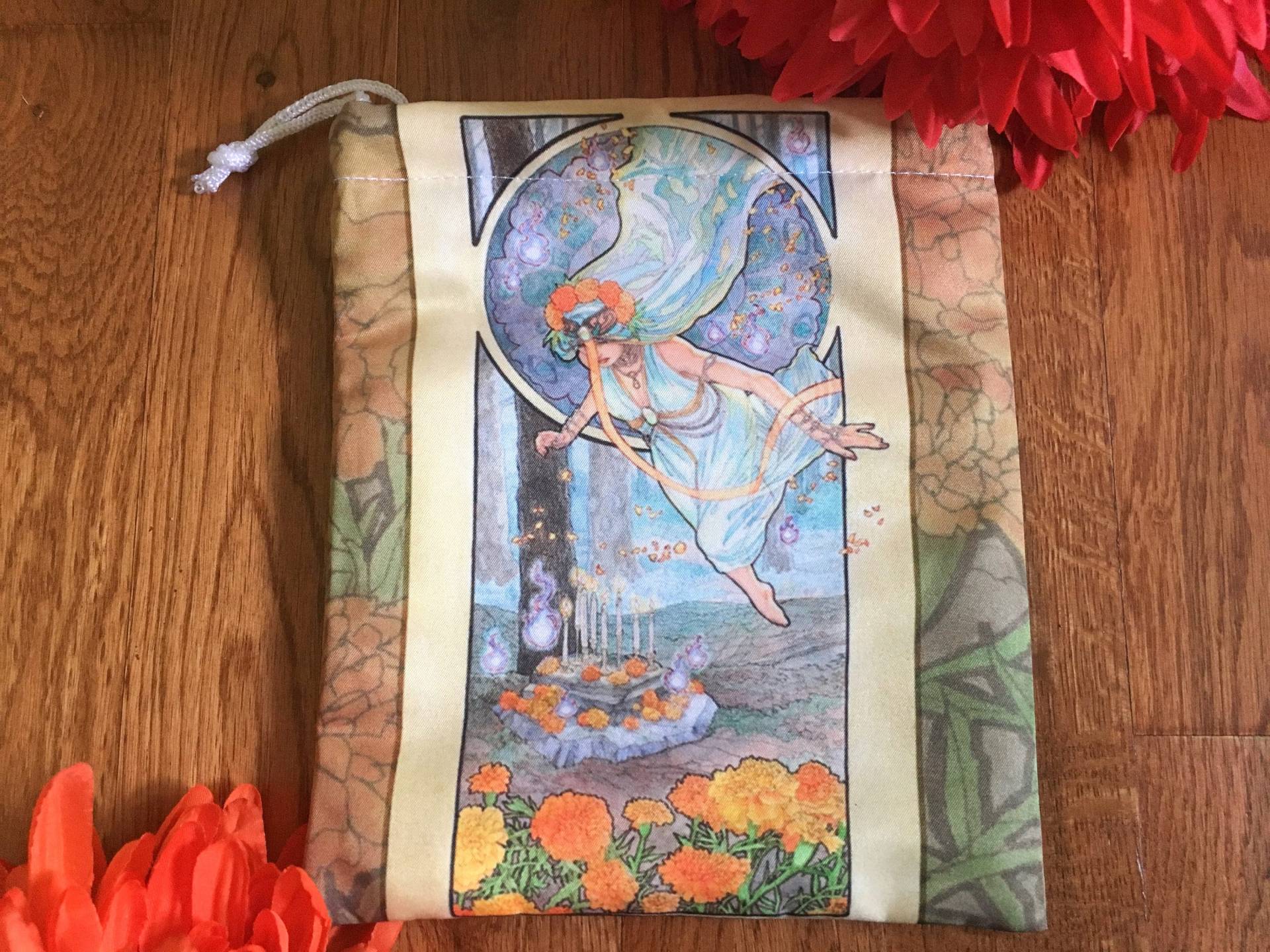 Kordelzug Beutel Oktobermutter Jugendstil Göttin Samhain Mit Ringelblumen Altar Tarot Deck Kosmetik Makeup Tasche Kordelzug Beutel Oktobermutter Jugendstil Göttin Samhain Mit Ringelblumen Altar Tarot Deck Kosmetik Makeup Tasche von angelicshades
