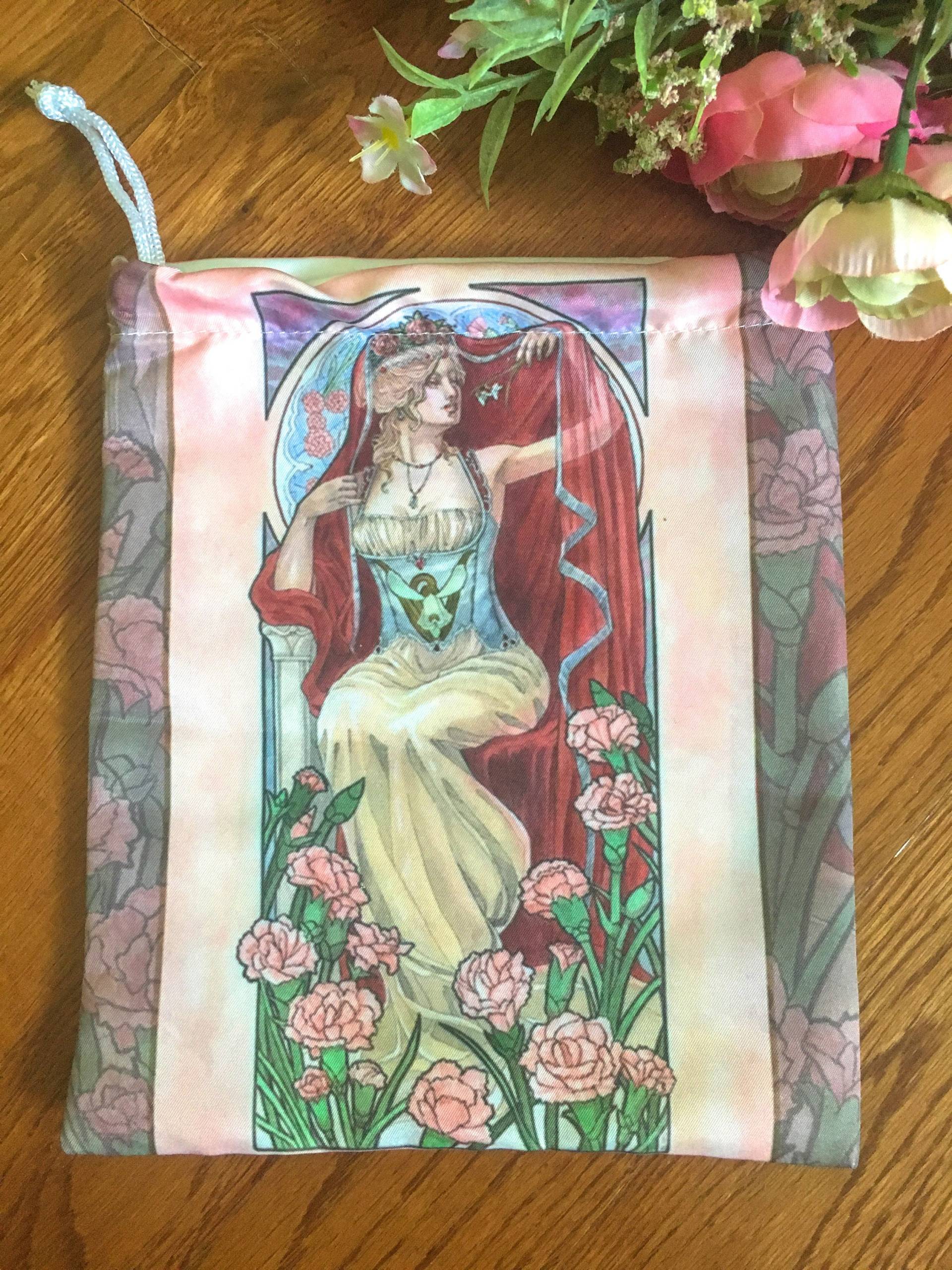 Kordelzugbeutel Dame Vom Januar Jugendstil Birthstone Serie Göttin Persephone Mit Nelken Mucha Style Tarot Deck Kosmetik Makeup Tasche Kordelzugbeutel Dame Vom Januar Jugendstil Birthstone Serie Göttin Persephone Mit Nelken Mucha Style Tarot Deck Kosmetik Makeup Tasche von angelicshades