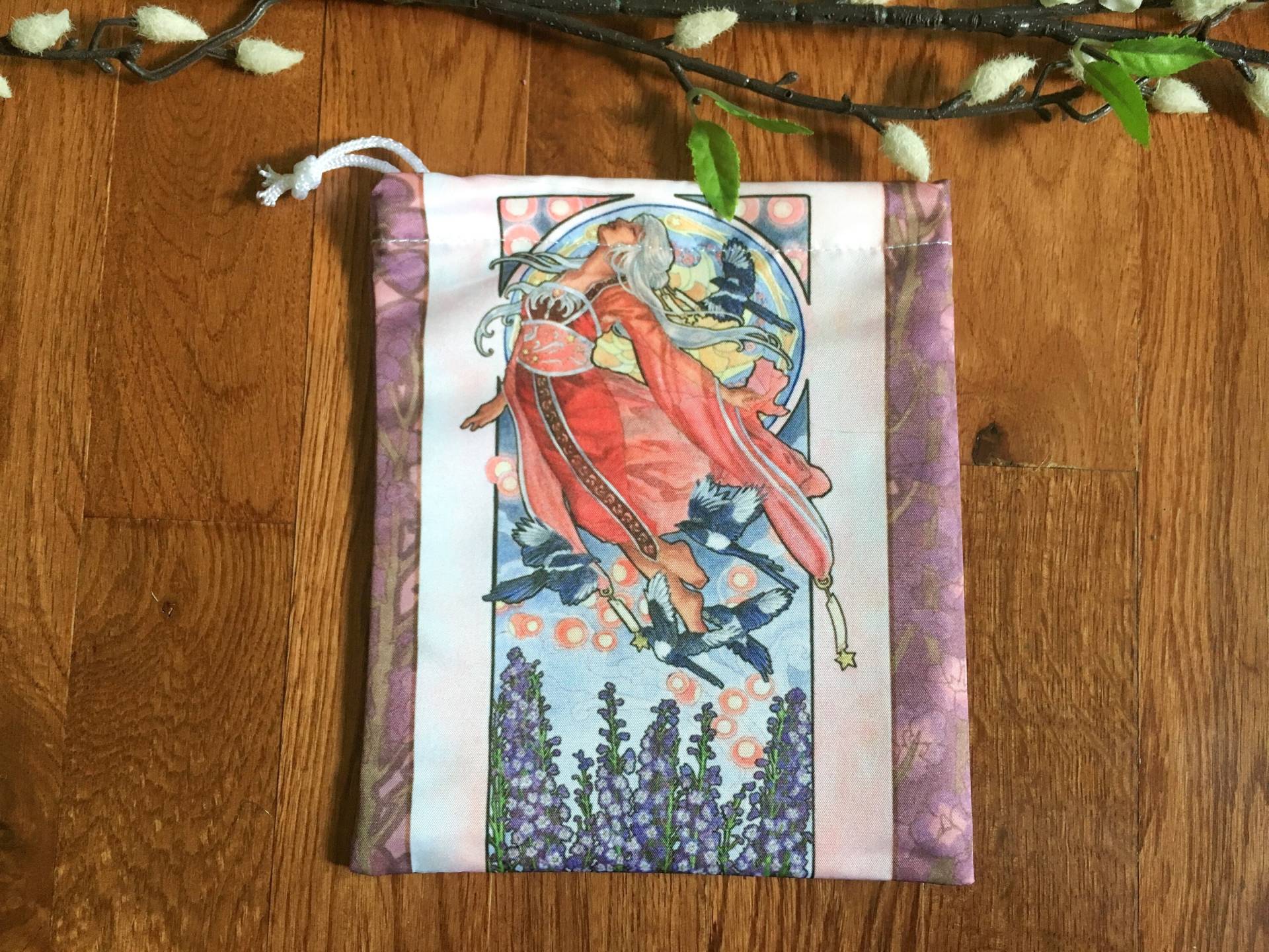 Kordelzugbeutel Julieldame Birthstone Göttinnen Serie Tanabata Star Festival Mit Elstern Mucha Style Deck Kosmetiktasche Kordelzugbeutel Julieldame Birthstone Göttinnen Serie Tanabata Star Festival Mit Elstern Mucha Style Deck Kosmetiktasche von angelicshades