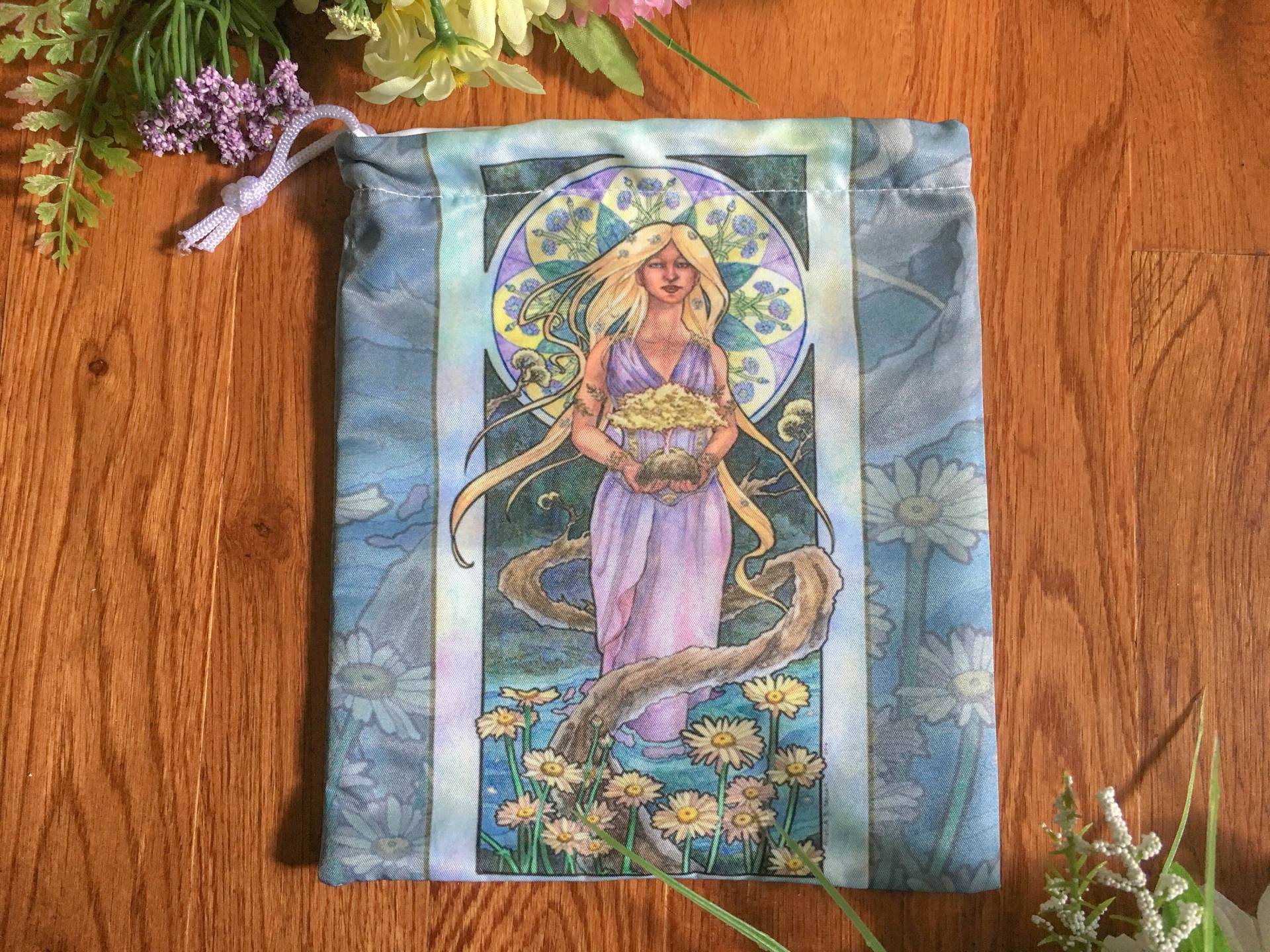 Kordelzugbeutel Lady Of April Art Nouveau Birthstone Serie Göttin Demeter Mit Gänseblümchen Mucha Style Tarot Deck Kosmetik Makeup Tasche Kordelzugbeutel Lady Of April Art Nouveau Birthstone Serie Göttin Demeter Mit Gänseblümchen Mucha Style Tarot Deck Kosmetik Makeup Tasche von angelicshades
