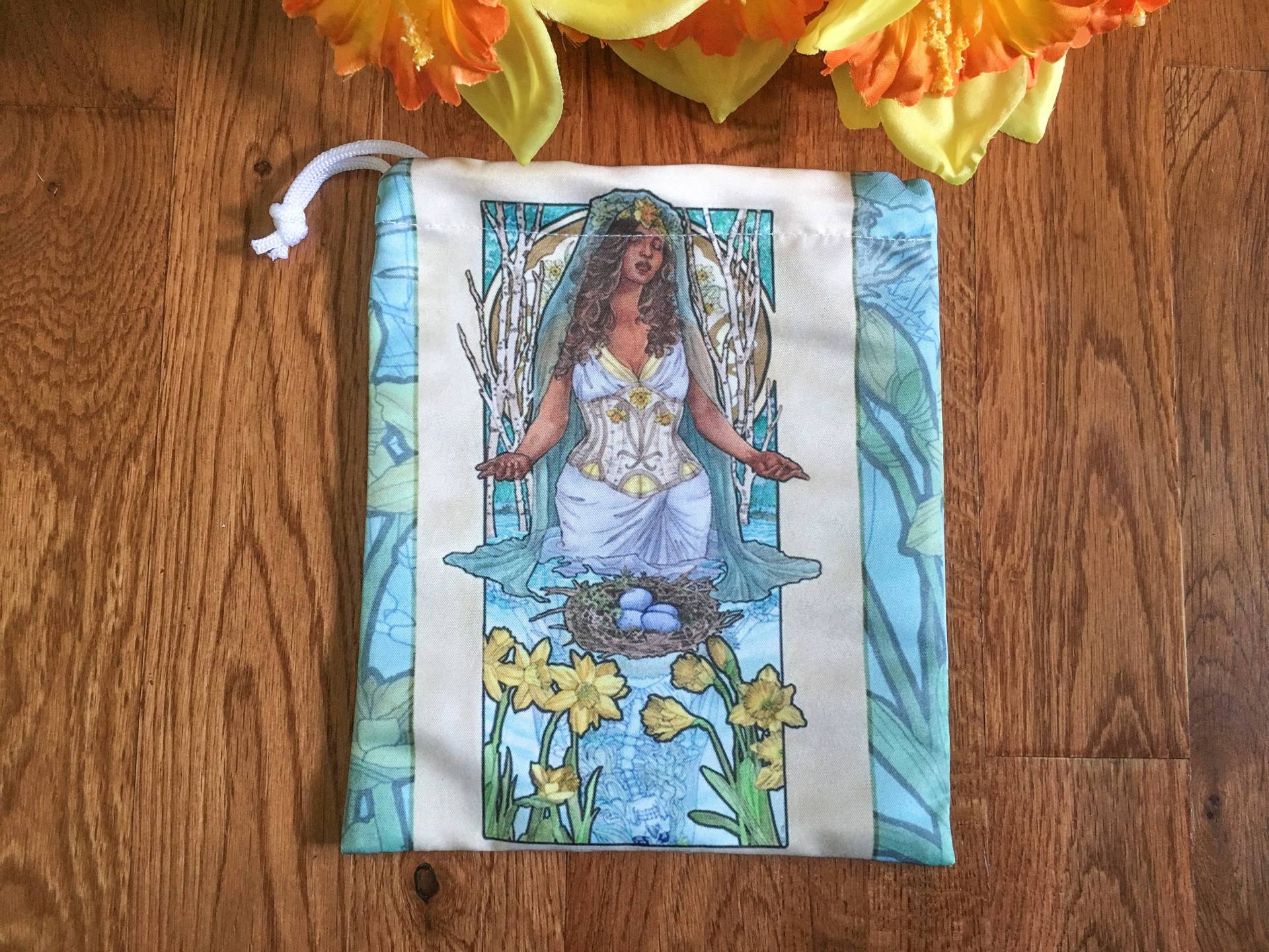 Kordelzugbeutel Lady Of März Jugendstil Birthstone Serie Göttin Ostara Mit Narzissen Mucha Style Tarot Deck Kosmetik Makeup Bag Kordelzugbeutel Lady Of März Jugendstil Birthstone Serie Göttin Ostara Mit Narzissen Mucha Style Tarot Deck Kosmetik Makeup Bag von angelicshades