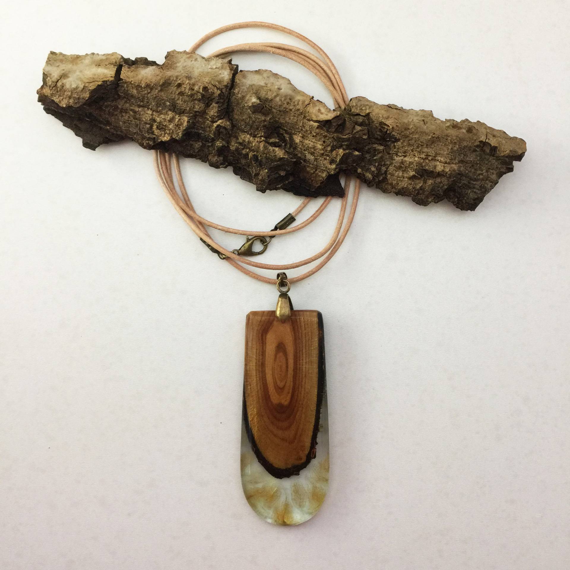 Handgemachte Altholz-Harz-Halskette Grüngold-Wirbelschmuck von angelovfamilyart