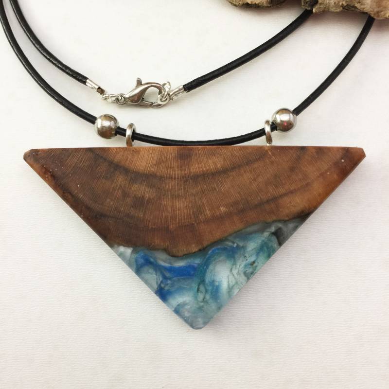 Handgemachte Altholz-Resin-Halskette Blue Wave-Schmuck von angelovfamilyart