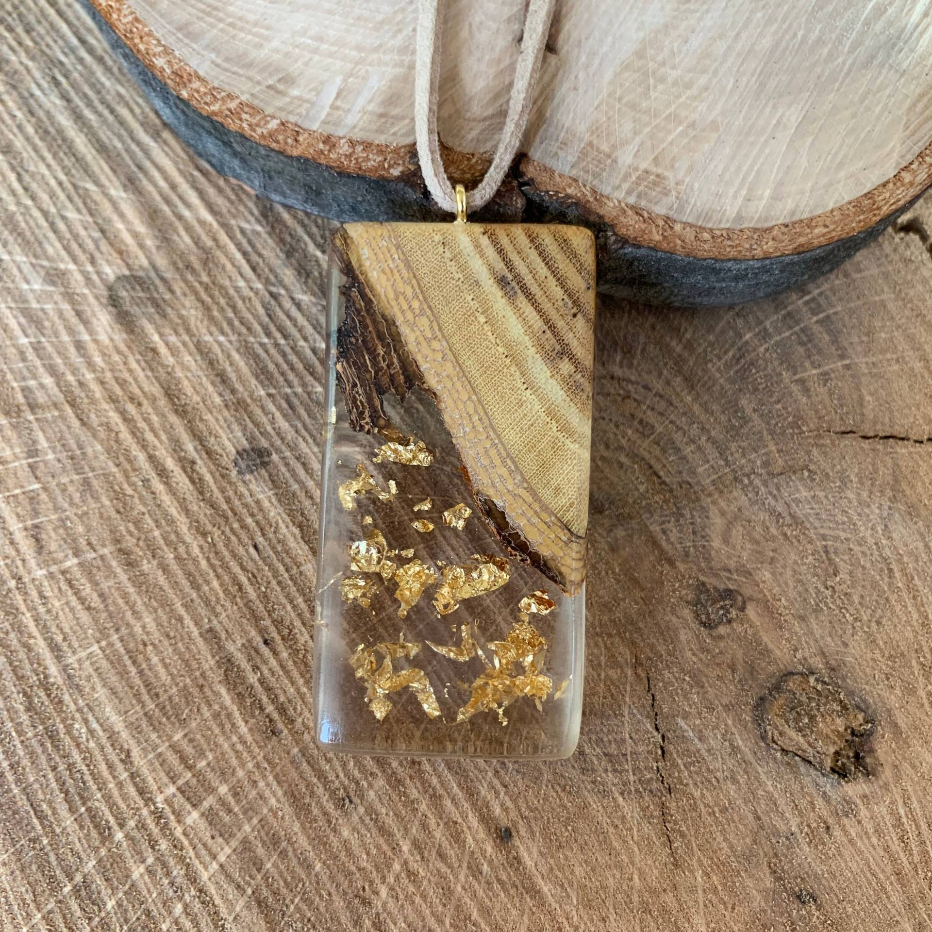 Handgemachte Halskette Aus Altholz-Harz Goldwirbel von angelovfamilyart