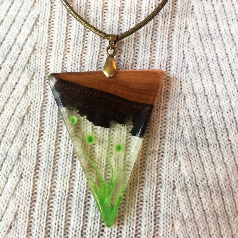 Handgemachte Halskette Aus Altholz-Harz Grüngoldene Wirbel von angelovfamilyart