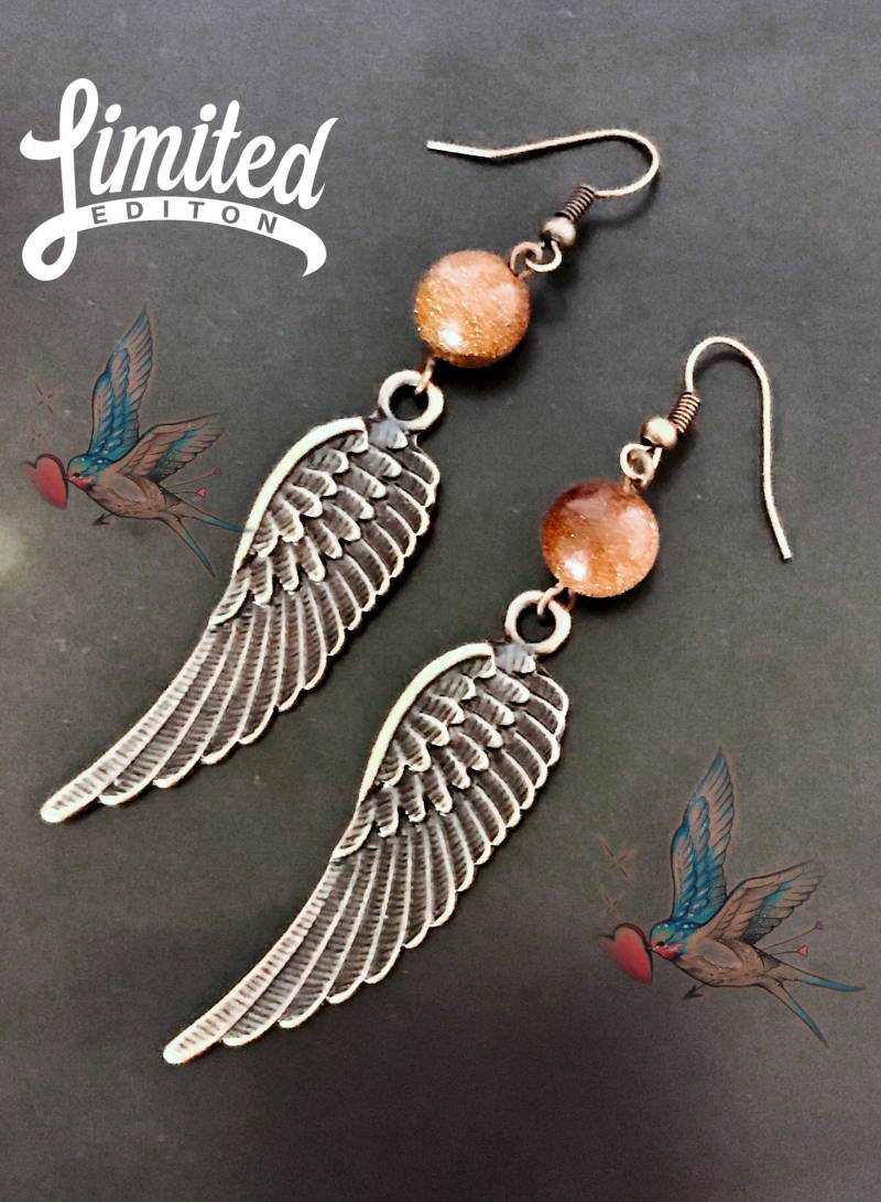 Flügel Ohrringe Mit Funkelnden Goldstein Edelsteinen Flügel Ohrringe Mit Funkelnden Goldstein Edelsteinen von angelramblings