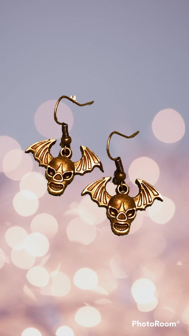 Totenkopf/Fledermaus Ohrringe Perfekt Für Halloween Totenkopf/Fledermaus Ohrringe Perfekt Für Halloween von angelramblings