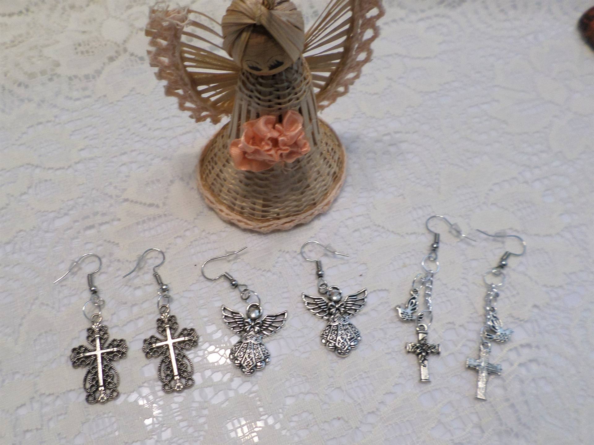 Peace Dove Floral Kreuz Engel Ohrringe Wählen Clip Oder Peirced von angelsandcrafts