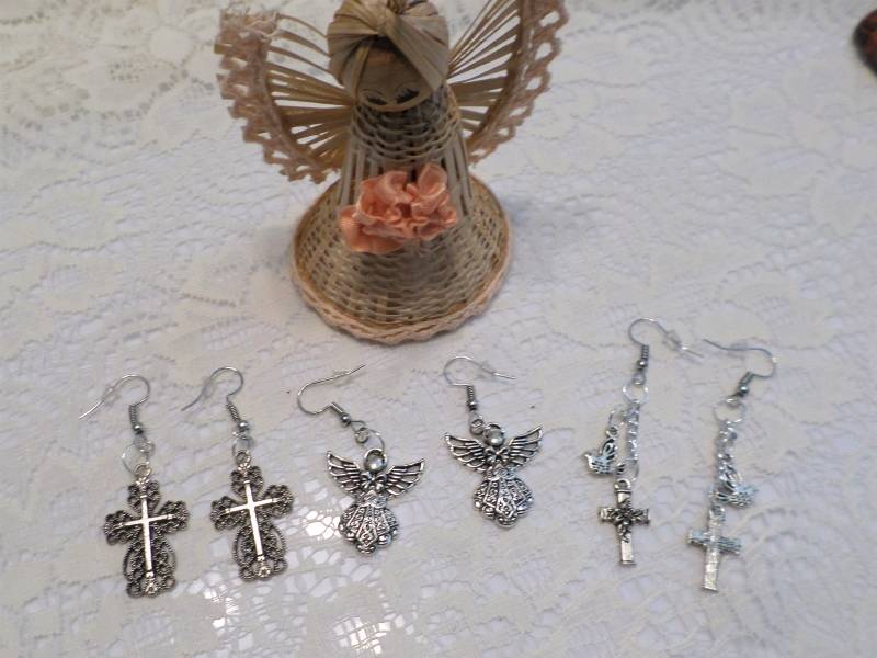 Peace Dove Floral Kreuz Engel Ohrringe Wählen Clip Oder Peirced von angelsandcrafts