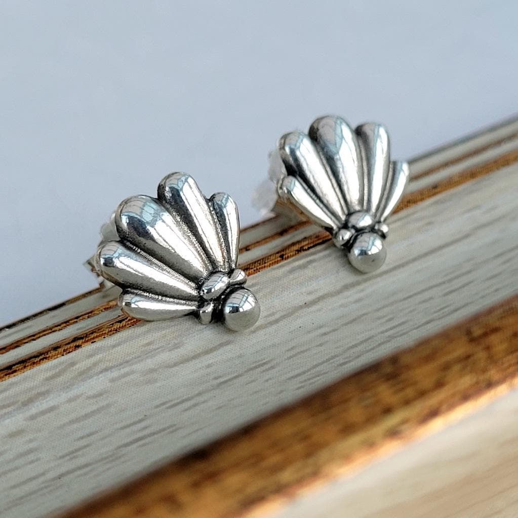 Ohrringe Mit Stiliseirtem Blatt, Handgefertigt Aus Recyceltem Silber Ohrringe Mit Stiliseirtem Blatt, Handgefertigt Aus Recyceltem Silber von animoARTschmuck
