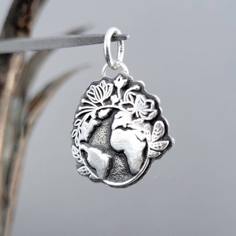 Anhänger Erde Mit Blumen Aus Silber Blumen-Welt Recyceltem Handgefertigt in Deutschland von animoARTschmuck