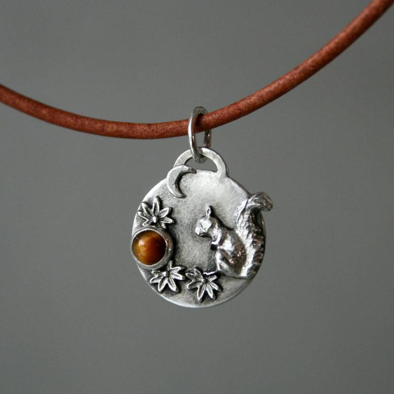 Eichhörnchen Kette Mit Tigerauge, Silberkette Eichhörnchen, Kleines Im Haselstrauch, 925Er Silber Edelstein, Braun von animoARTschmuck