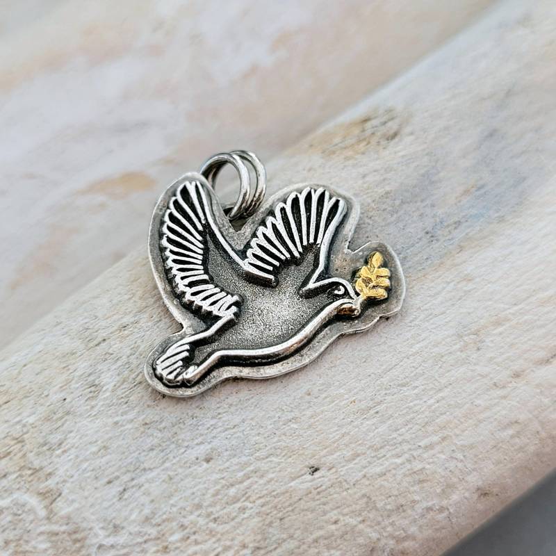 Kettenanhänger "Friedenstaube" Personalisierbar Mit Gravur, Handgefertigt Aus Recyceltem Silber Und 24K Gold von animoARTschmuck